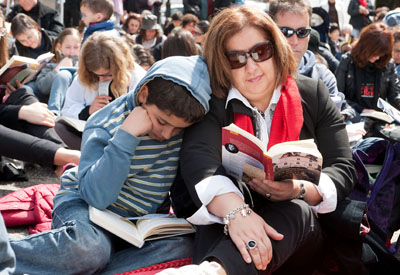 Arredor de 500 persoas participaron na Sentada Lectora de Gondomar nunha reivindicación cívica da lectura