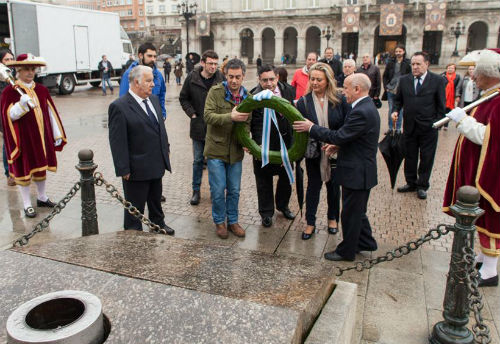 NEA_Homenaxe_floral_ante_a_estatua_de_Maria_Pita