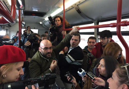 Os conflitos dos galegos en Londres toman o bus urbano de Compostela para presentar “Get Back”
