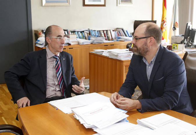 O alcalde e o conselleiro de Sanidade analizan a futura ampliación do CHUS