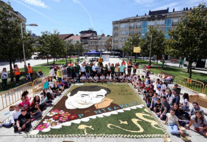 Ponteareas elabora unha alfombra floral no día das Letras Galegas adicada a Carlos Casares.