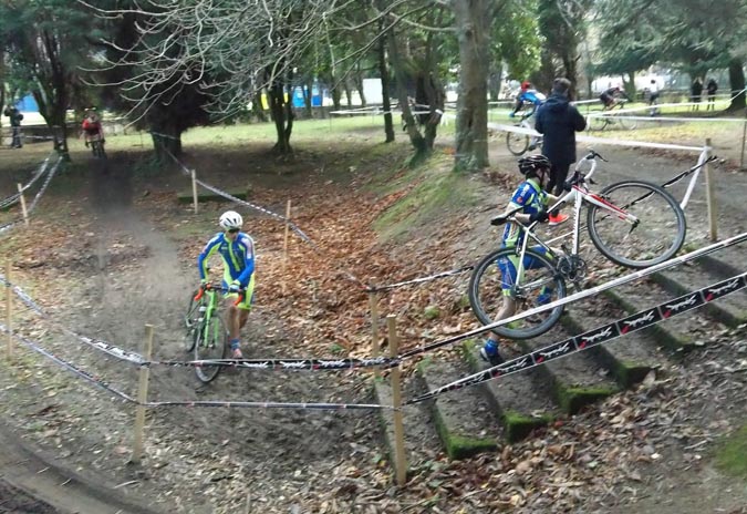Velocidade, intenso frío e area na visita da copa de Galicia de ciclocross o concello lucense de Viveiro