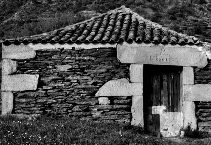 Exposição fotográfica “António Menéres, Percursos pela Arquitetura Popular no Douro, en Mirandela.