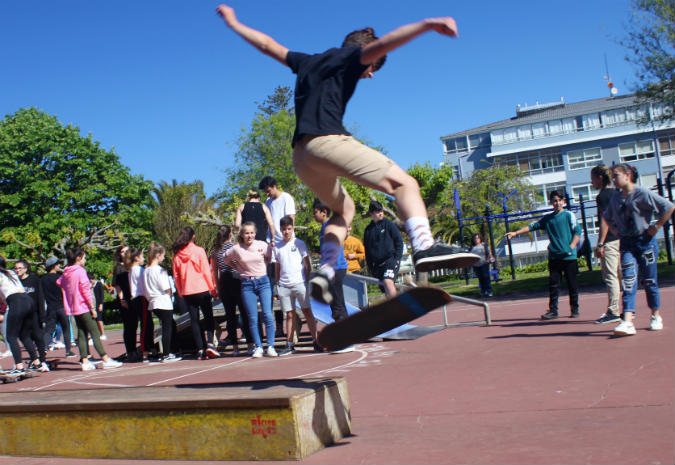 O alumnado do IES A Sangriña impulsa o galego  con rap, skate e graffiti