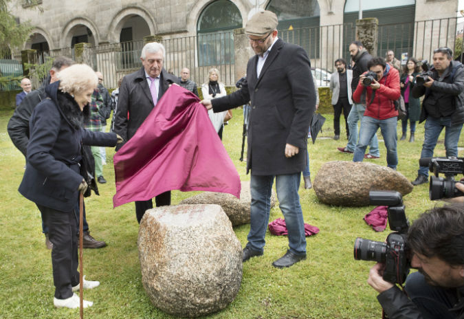 Versos de Rosalía de Castro, Seamus Heaney e Luz Pozo Garza inauguran en Fonseca o “Xardín das Pedras que Falan”