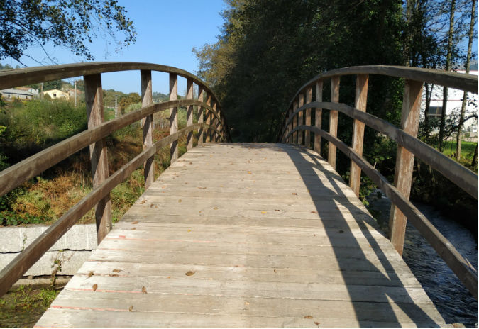 O BNG de Mos denuncia o perigo da ponte de madeira no paseo do Río Louro