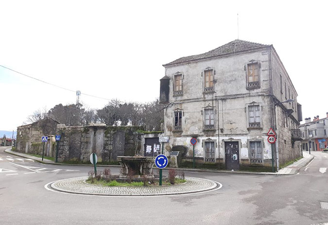 O Pleno do Concello das Neves aproba a modificación puntual do planteamento urbanístico do antigo cuartel da Garda Civil