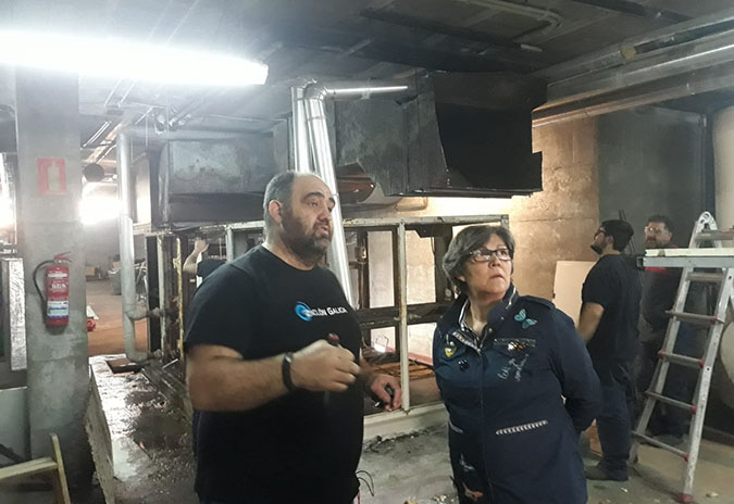 A alcaldesa inspeccionou as obras de renovación do sistema de climatización da piscina municipal