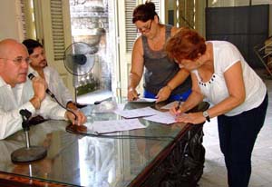 Os presidentes de 38 sociedades galegas en Cuba asinan ante Rodríguez Miranda o acordo basee para a sua unificación