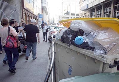 A inactividade municipal enche de lixo as rúas da Coruña