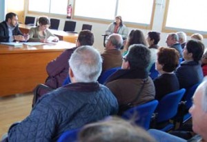 Os  membros da Plataforma de Afectados polas Participacións Preferentes e Subordinadas manteñen unha reunión co Alcalde de Salceda de Caselas
