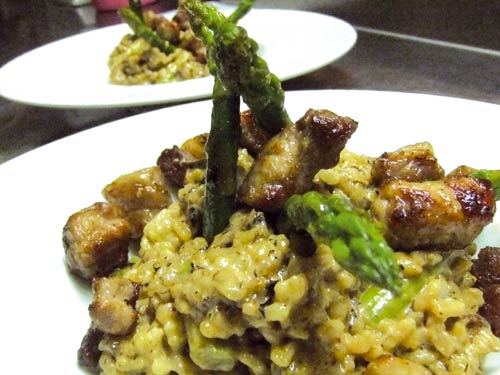 Risotto de crema de champiñóns, delicias de porco ibérico e espárragos trigueiros