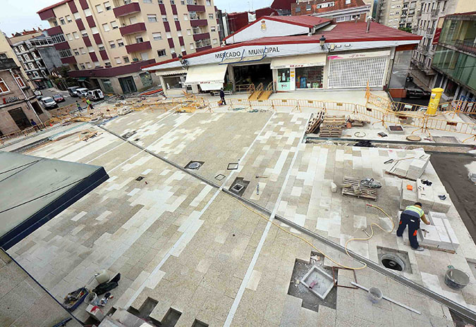 As obras de humanización entre o auditorio e a praza de abastos de Ponteareas afrontan a súa recta final