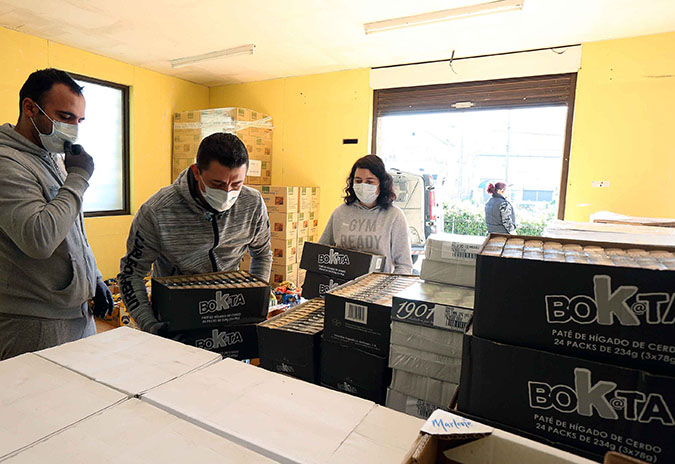 Novas achegas de alimentos de empresas da contorna de Porriño para socorrer ás familias