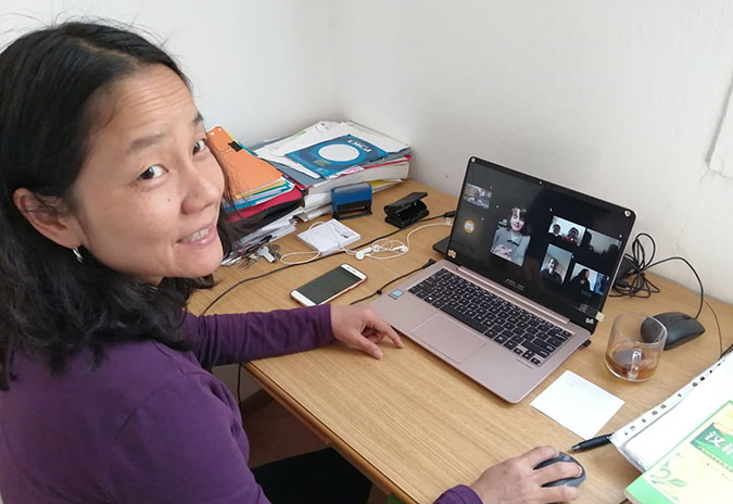 Unha profesora de chinés imparte por videoconferencia a 30 alumnos e alumnas un curso organizado pola OMIX de Tomiño