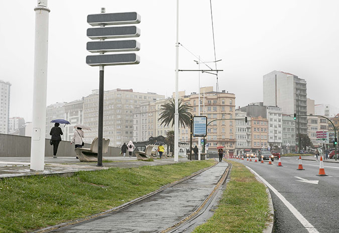 O concello da Coruña habilitará un carril específico para correr sobre as vías do tranvía
