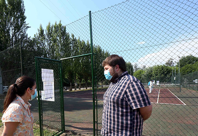 O Concello de Ponteareas abre as pistas de tenis municipais desinfectándoas para cada uso