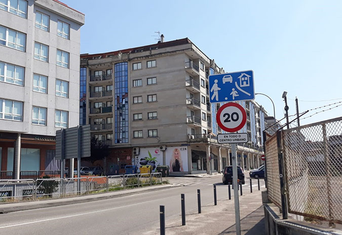 Instalada a sinalización de zona residencial e límite a 20 km/h en todos os accesos ao centro urbano de Ponteareas