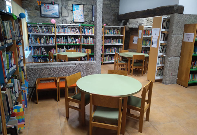 A Biblioteca Municipal de Ponteareas volve  a prestar todos os servizos