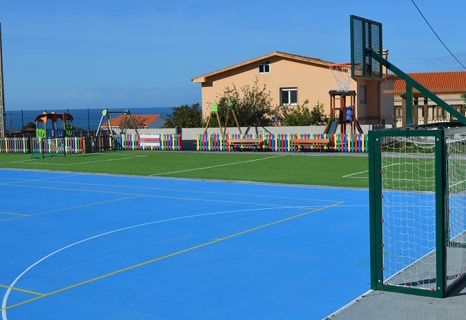 Oia rehabilita parque infantil de Viladesuso e o campo de fútbol “As Tornas”