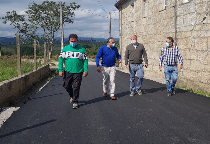 Rematan as obras de reposición do pavimento no barrio do Reguengo, nas Neves