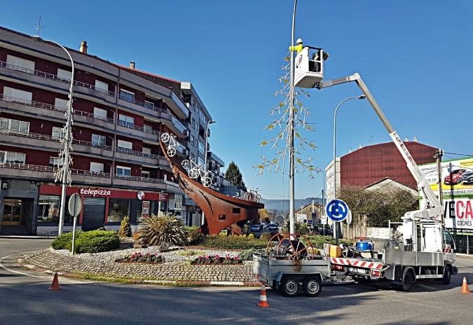 Ponteareas instala a iluminación de Nadal para potenciar a actividade comercial