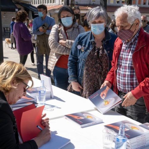 A chef galega Toñi Vicente presentou en Tomiño o seu primeiro libro