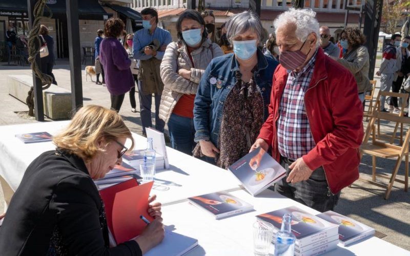 A chef galega Toñi Vicente presentou en Tomiño o seu primeiro libro