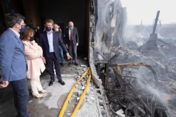 Feijóo visita as empresas afectadas polo incendio do polígono do Ceao en Lugo