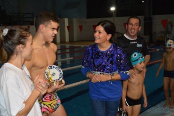 O nadador Juan Ferrón recibe unha subvención nominativa do Concello de Mos