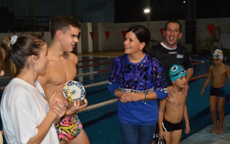 O nadador Juan Ferrón recibe unha subvención nominativa do Concello de Mos