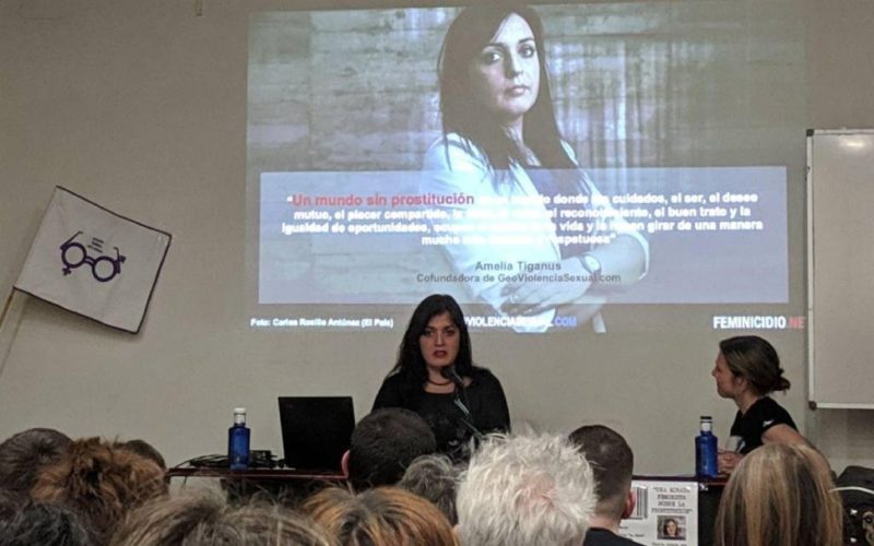 A activista Amelia Tiganus presenta a escolares da Guarda o cómic “Historia dunha Loita”