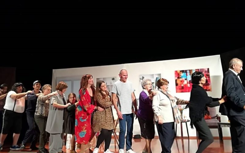 Ribadumia nomea á “Asociación Cultural grupo de teatro Alecrín” como Ribadumiense en prol do Galego