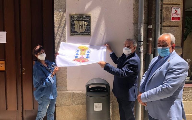 Monforte sinaliza a súa xudería coa colocación da placa oficial