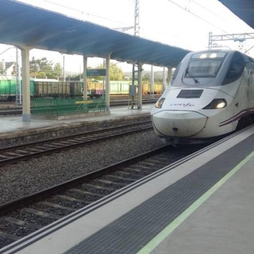 BNG e PP tumban moción socialista sobre as tarifas de tren entre Ourense e Santiago