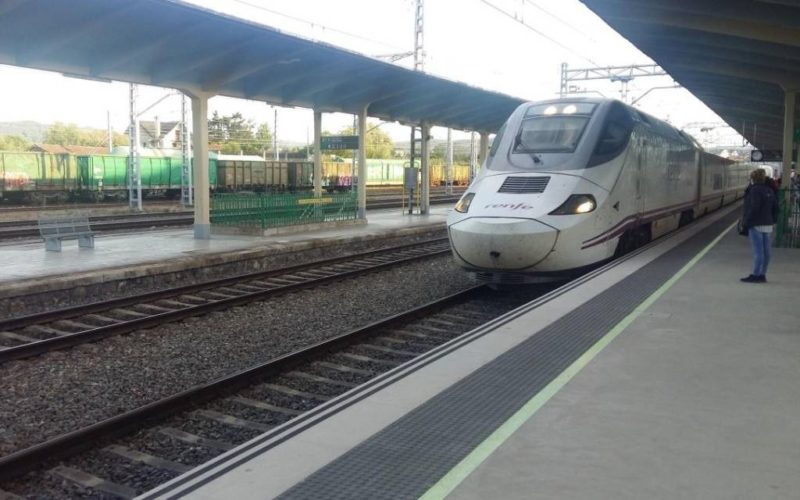 BNG e PP tumban moción socialista sobre as tarifas de tren entre Ourense e Santiago