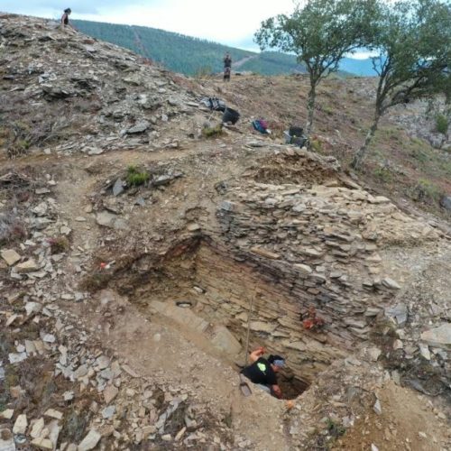 Sae a luz unha muralla no xacemento de Penas do Castelo en Brollón