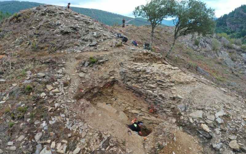 Sae a luz unha muralla no xacemento de Penas do Castelo en Brollón