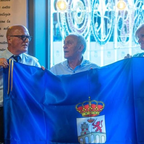 José Luis Martínez-Almeida e Pablo Junceda, insignias de ouro do Día de Galicia en Oviedo