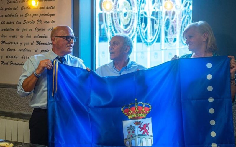 José Luis Martínez-Almeida e Pablo Junceda, insignias de ouro do Día de Galicia en Oviedo