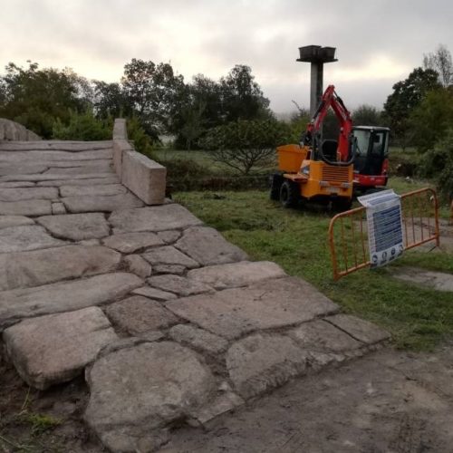 O concelleiro de Turismo visitou as obras de acondicionamento da ponte romana de Aguapesada en Ames