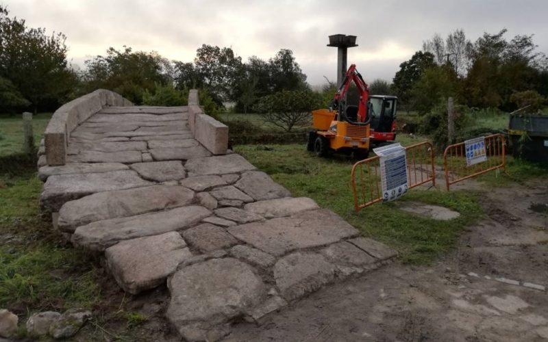 O concelleiro de Turismo visitou as obras de acondicionamento da ponte romana de Aguapesada en Ames