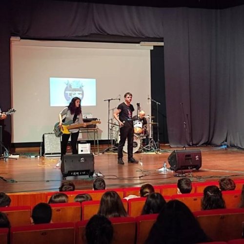 O alumnado do IES de Ames disfrutou da música en galego