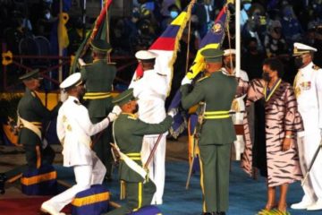 Barbados pasa oficialmente de Monarquía a República