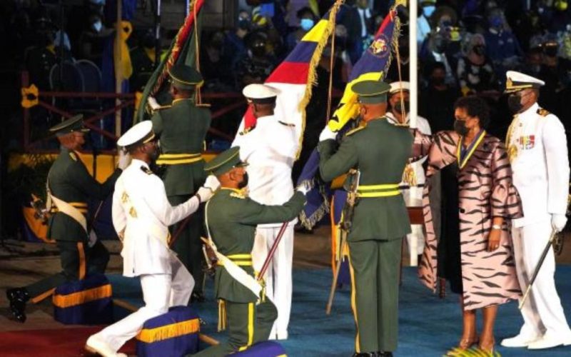 Barbados pasa oficialmente de Monarquía a República