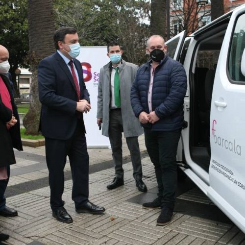 A Deputación da Coruña entrega catro vehículos adaptados a entidades sociais