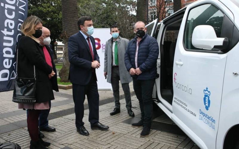 A Deputación da Coruña entrega catro vehículos adaptados a entidades sociais