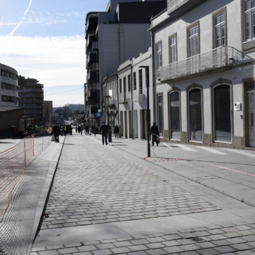 Rua D. Pedro V e rua José Gomes de Matos reabertas com circulação partilhada