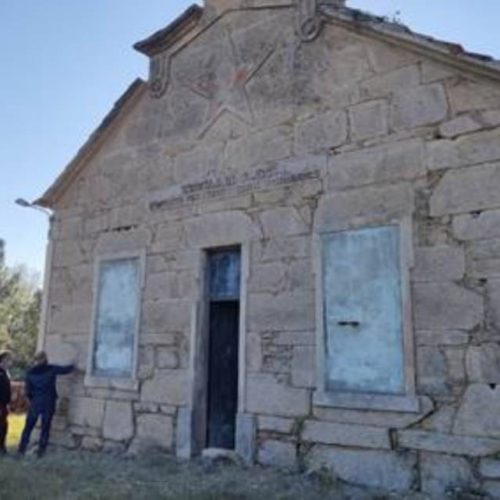 O Covelo inicia a rehabilitación exterior da antiga escola de Redondo