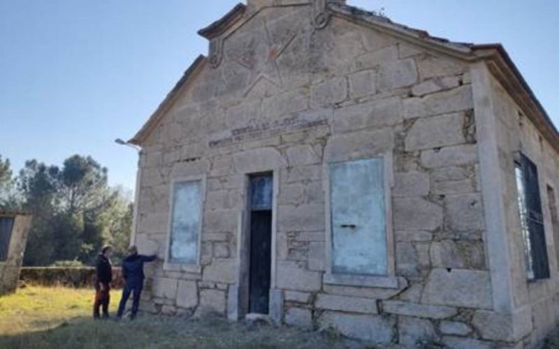 O Covelo inicia a rehabilitación exterior da antiga escola de Redondo